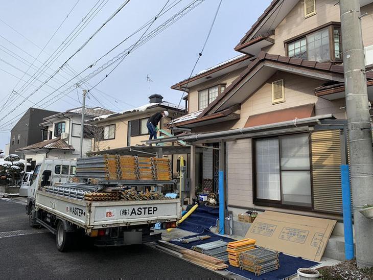屋根塗装の為の足場を組み立てていきます。担当：亀田
