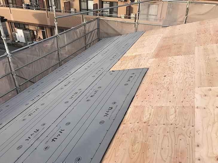 屋根野地板の上に防水のためのルーフィングを敷いています。担当：森井