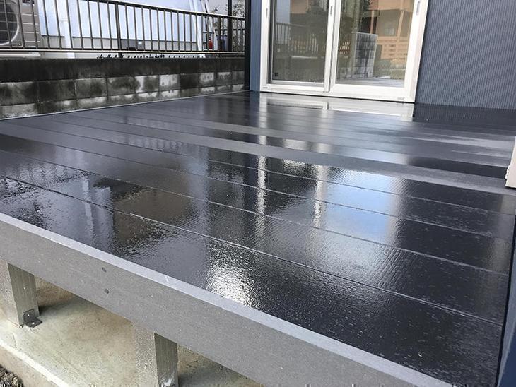 YKKのウッドデッキになります。とても質感が木っぽいです。担当：森井