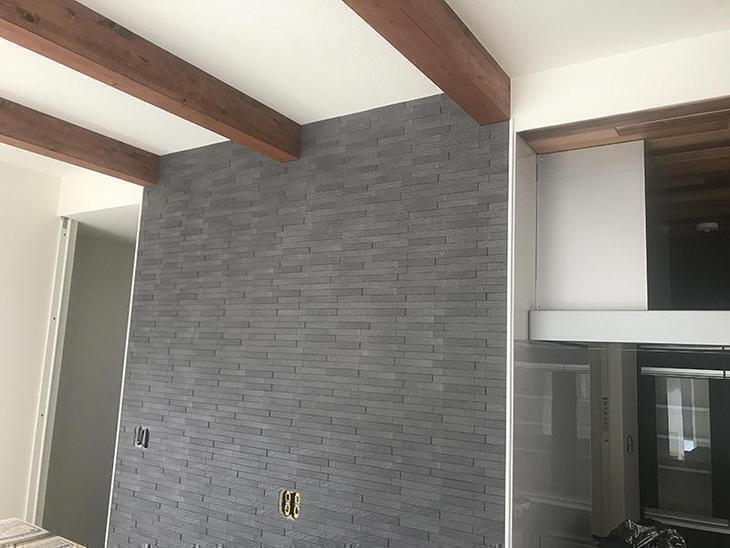 リクシルのエコカラットタイルになります。オシャレに仕上がりました。担当：森井