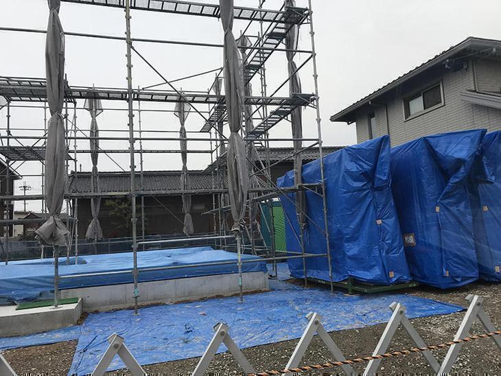上棟作業用の仮設足場と木材料の搬入確認をしています。担当：森井