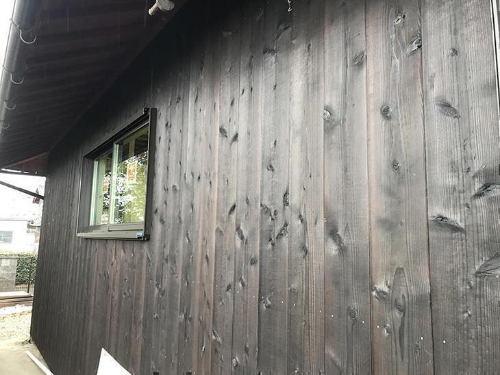 焼き板貼りが完了しました！今回は、中本造林さんの塗装ブラウンを使用しました！担当：高田・吉田