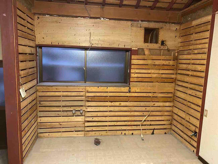 キッチンの解体を行いました。壁のタイルもすべて解体しました。担当：渡邊