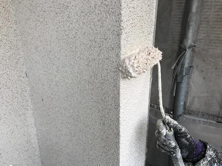 外壁塗装の中塗りをしています。このあと乾くのを確認してから、上塗りをしていきます。担当：高田