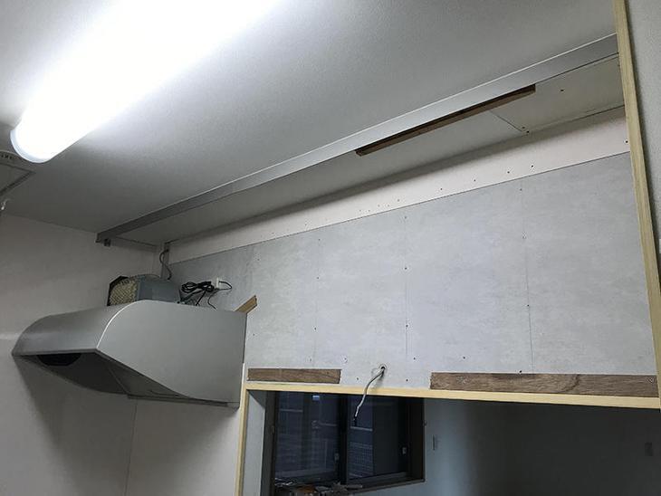 キッチンの吊戸棚を撤去しました！このあと垂れ壁を解体して開放的な空間にしていきます！！担当：高田・山尾