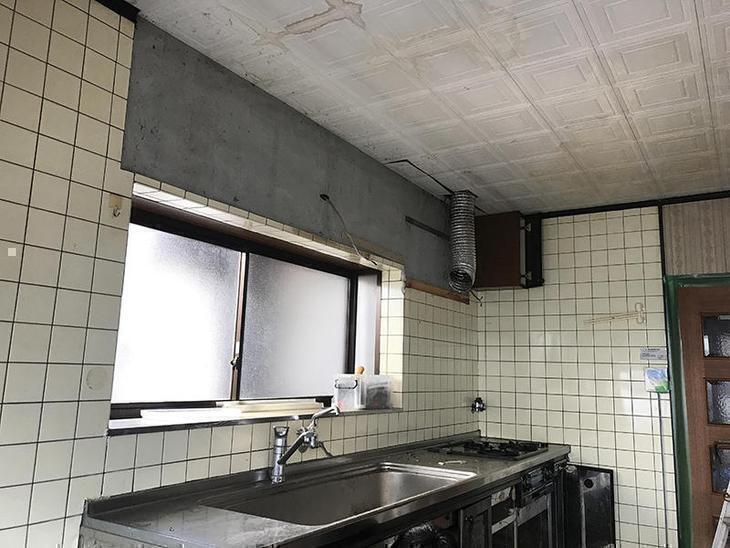 キッチンの解体をしています！今回は、キッチンの位置をずらして間取り変更をしていきます！担当：高田・中島健太