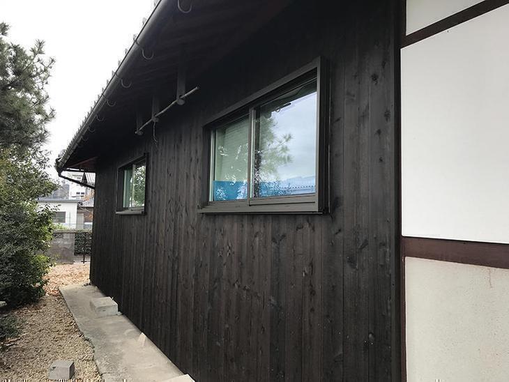 サッシを入れ替えて、焼き板を貼りました！焼き板を屋根まで貼り伸ばしているので、漆喰が落ちる心配がありません！担当：高田・吉田