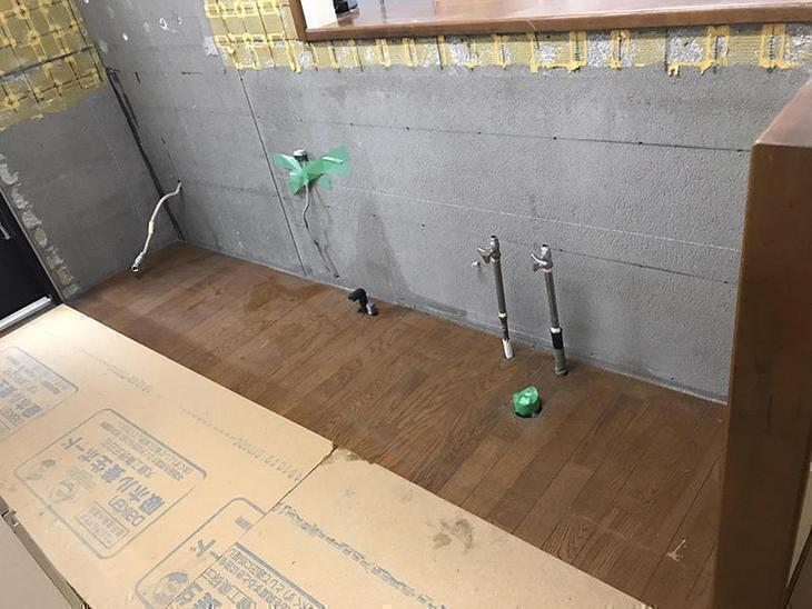 システムキッチンを解体しました！次は設備配管の移設と電気配線の移設です！担当：高見・森井