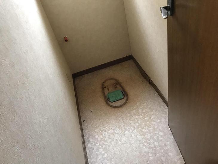既存のトイレを外し終えました。次は壁紙とクッションフロアの貼り替えです！担当：高見・古屋