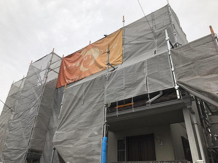 塗装工事のため足場を組みました。次は洗浄をしていきます。担当：上田滉大