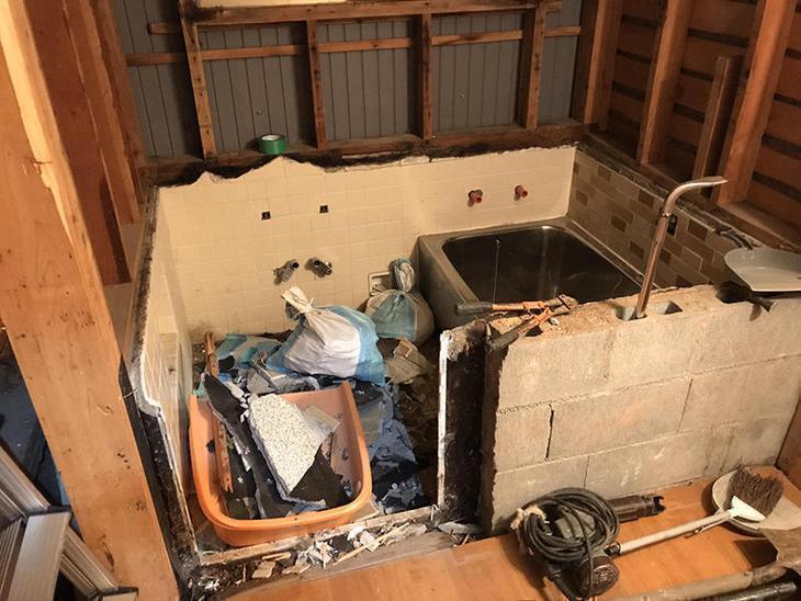 在来工法のお風呂を解体しています。お風呂のサイズを大きくするので、洗面所も解体していきます！担当：高見・森井