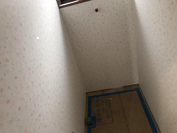 洗濯室のクロスを貼っています。あとは巾木をつけていきます。担当：高見・森井