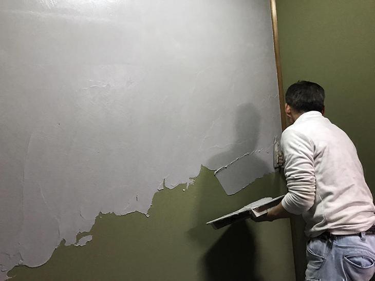 聚楽の下塗り作業中です！乾燥させてから上塗りをしていきます！担当：高見・森井