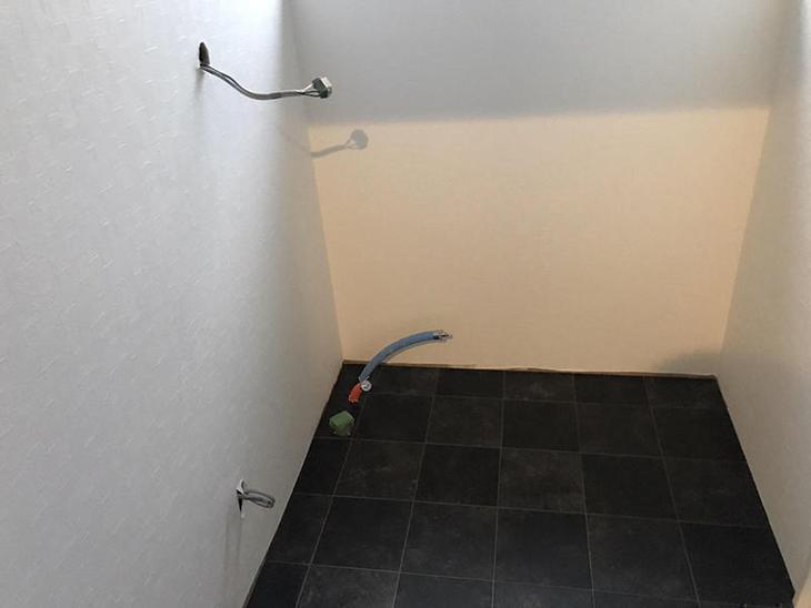 洗面室のクロスの貼替中です。ソフト巾木を付けて完了です！担当：高見・森井