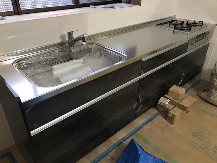 キッチンの組立完了しました！クリナップのラクエラです！担当：高見・森井