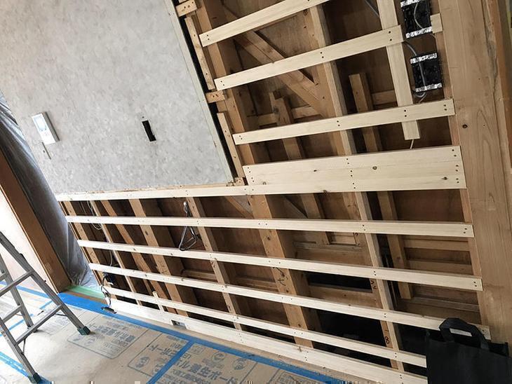 解体後、新規の下地を作ってもらっています。担当：古屋・高見