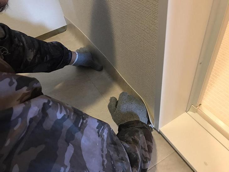 洗面室のクッションフロアを貼り替えています。端まで丁寧に切っていきます！担当：高見