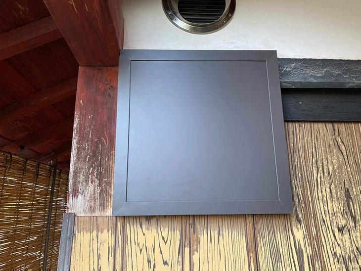 もともとあったプロペラ換気扇の排気口を板金でふさぎました。造作で額縁風にしました。担当：高田