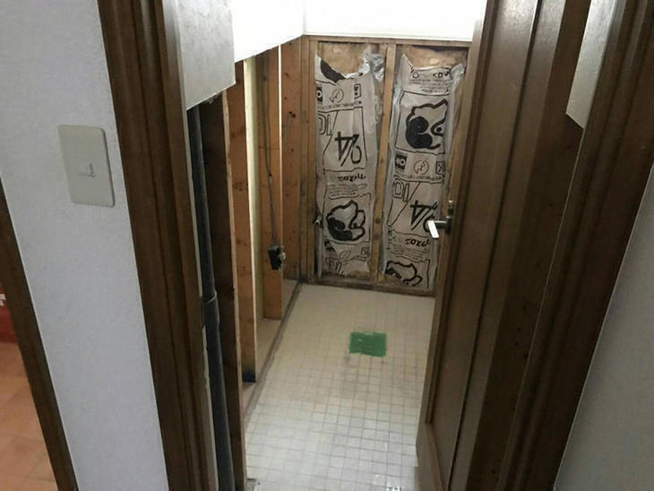 トイレのタイル部分を解体しました。床を挙げて壁の下地を組んでいきます。担当：上田滉大