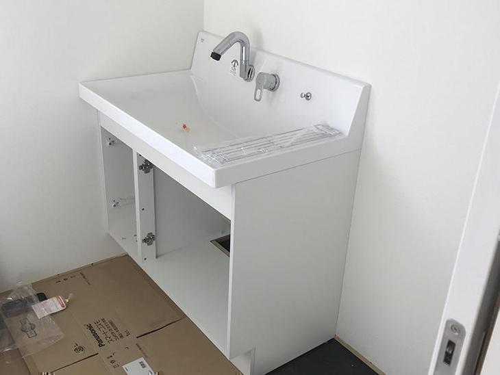 洗面器具の取り付け作業を行なっています。担当：森井