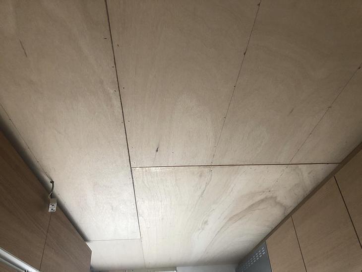 キッチンの天井がジプトーンだったので天井を上貼りしました。クロスを貼っていきます。担当：上田滉大