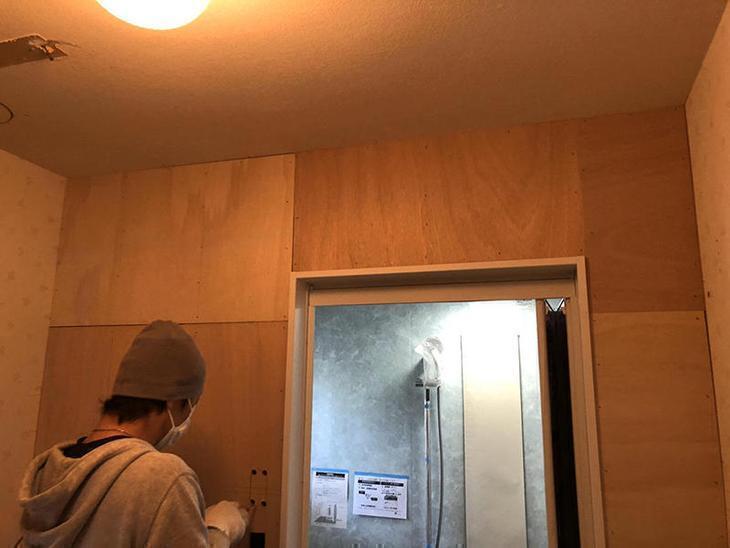 お風呂の間仕切り壁を復旧しました。クロスを貼って仕上げていきます。担当：上田滉大