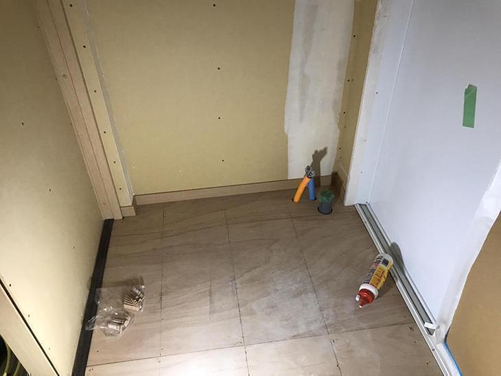 洗面台の配管の仕込みが終わりました。次はクロスを貼っていきます！担当：高見