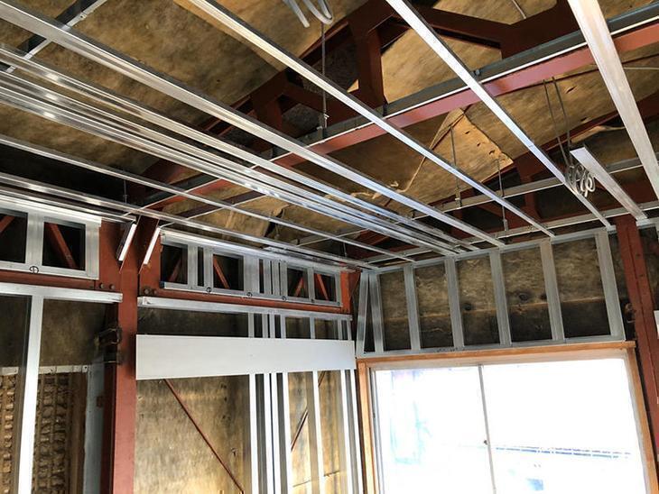 既存鉄骨の建物に、軽天で下地を組みました。電気の仕込みをしてボードを貼っていきます！担当：高見