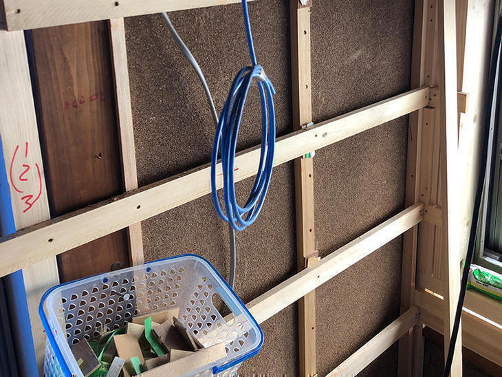 2階洋室の電気配線も終わり、壁下地をやっています。担当：有田