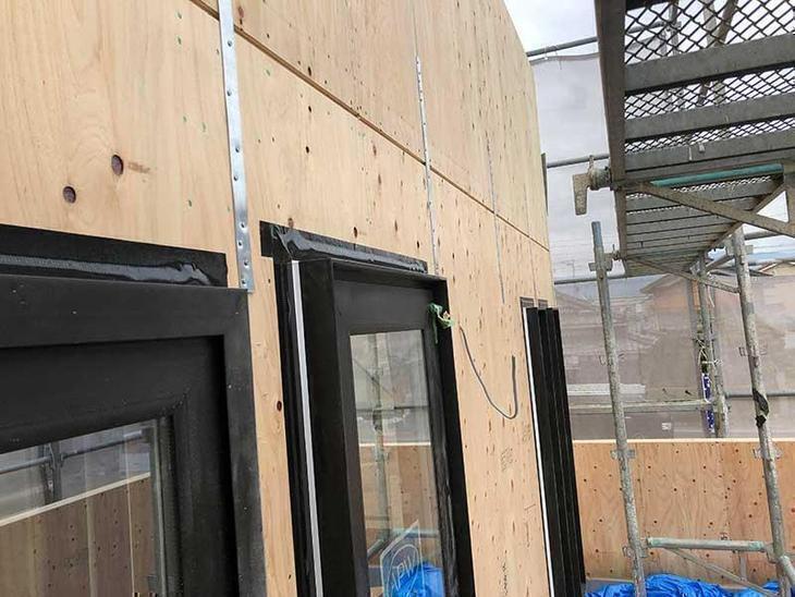外部のブルーシートから外壁用の防水シートに貼り替えてしています。担当：森井