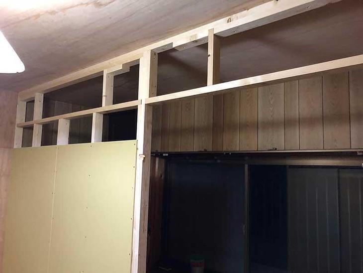間仕切り壁を建てました。右側に片引き戸がつきます。担当：有田