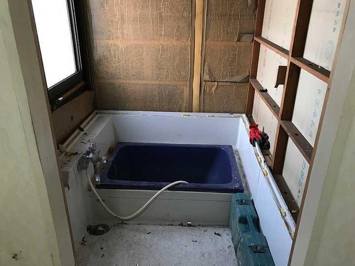 本日から解体工事が始まりました。これから浴槽を取り外していきます。担当：山尾