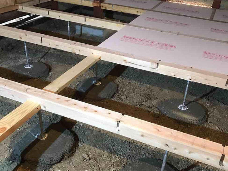 床組み作業中です。全面に断熱材を敷いていきます。担当：古屋・白井