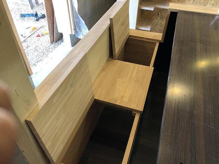客席のベンチ、テーブルができました。ベンチの下には荷物が入れられるようにしました。担当：有田