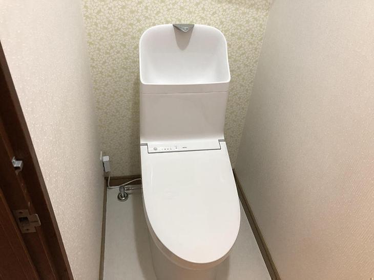 トイレ交換が終わりました。TOTOのZJです。背面のアクセントクロスがオシャレですね！担当：中村太亮