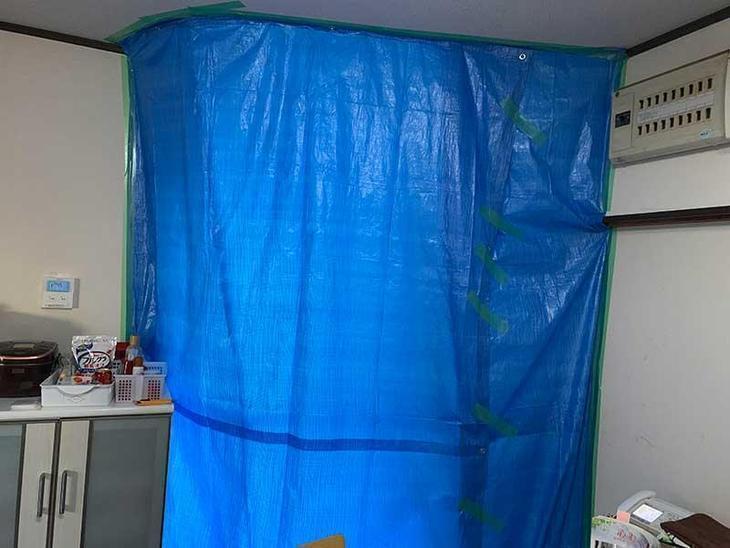 土壁を解体するためブルーシートで養生をしました。かなりのホコリがでます。担当：亀田