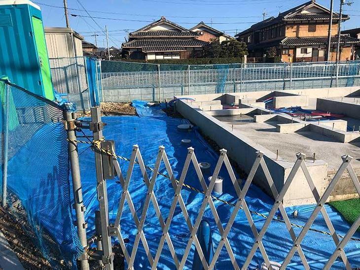 外部敷地をブルーシートにてぐるっと養生しています。担当：森井