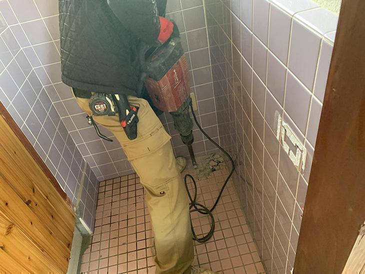 トイレの床を解体します。担当：亀田