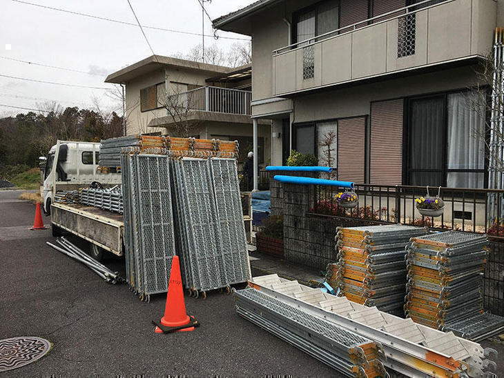 本日から足場を組み、屋根外壁塗装が安全にできるようにします。担当：吉田