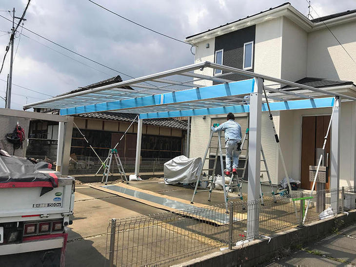 カーポートの骨組みが出来上がりました。これから熱遮断ポリカ板を取り付けていきます！担当：山尾