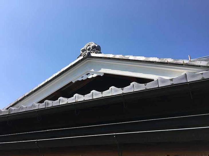 破風板の下塗りです。次は仕上げていき白を際立たせます。担当：吉田