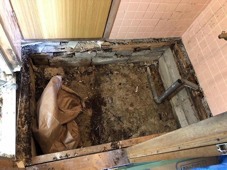 築50年の木造の脱衣場床を解体しました。お風呂・トイレの入り口でもあるため土台の上の木もボロボロでした。これから、復旧させていきます。担当：中島凌太