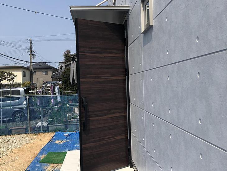 玄関の持ち出しひさしの取り付けをしています。担当：森井