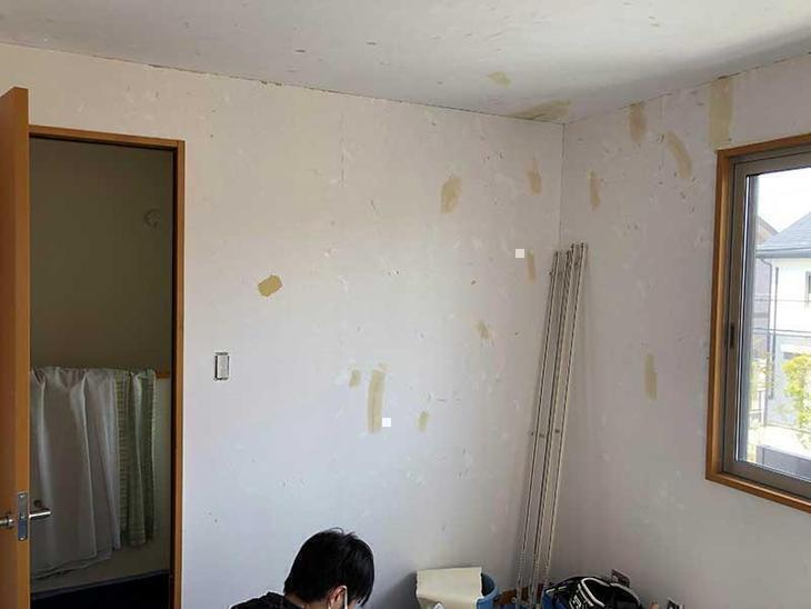 クロスの貼り替え工事が始まりました！クロスの劣化が激しく、全然めくれないので苦戦されてます。担当：中村太亮