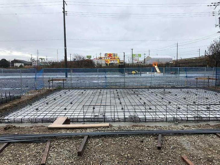 基礎の鉄筋組み立て中です。組み立て後に役所から検査を受けます。担当：森井
