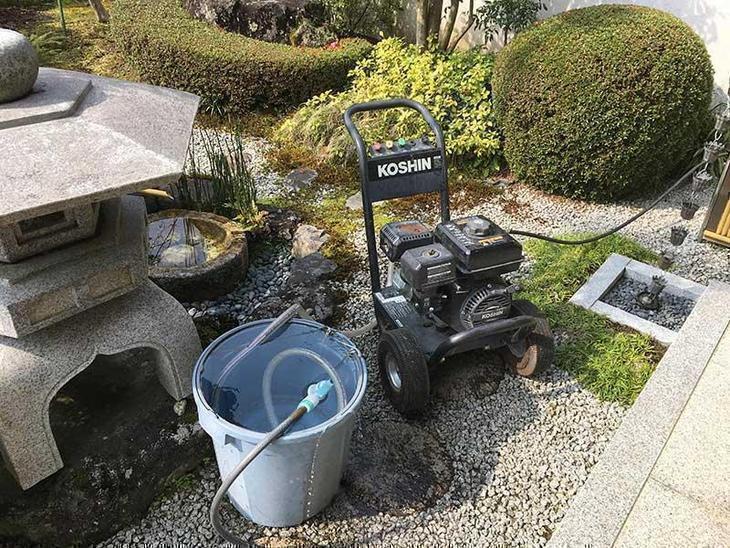 これから外壁洗浄します。エンジンを使いますので強力です。担当：吉田