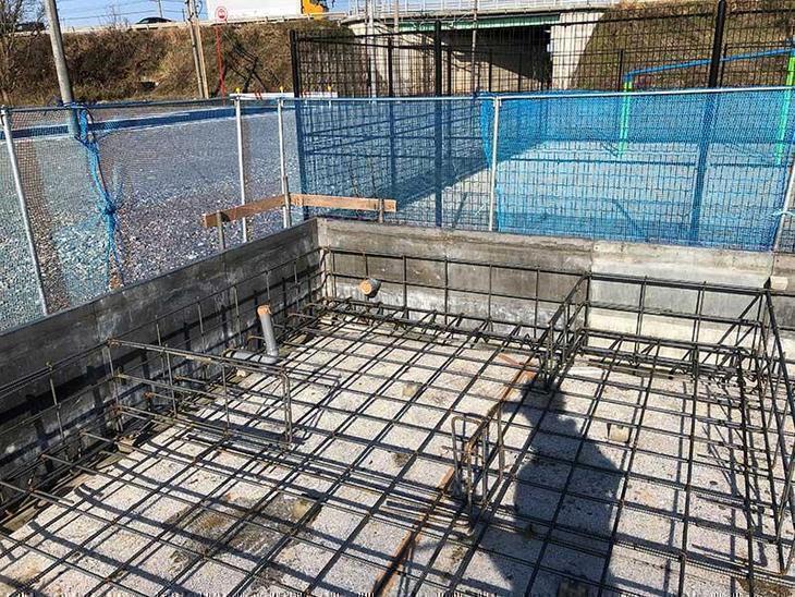 水回りの設備機器が必要なところには配管が必要なため、先行で位置に仕込んでいきます。担当：森井