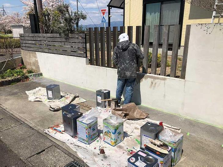 木部と塀を塗装してます！担当：山中和樹・高田