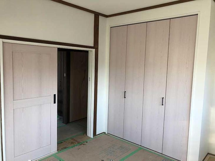 元和室にリクシルの淡いピンクの建具を取り付け、柱などを濃く塗装しました。白いクロスと濃い茶色、淡いピンクがいいバランスですね！担当：中村太亮