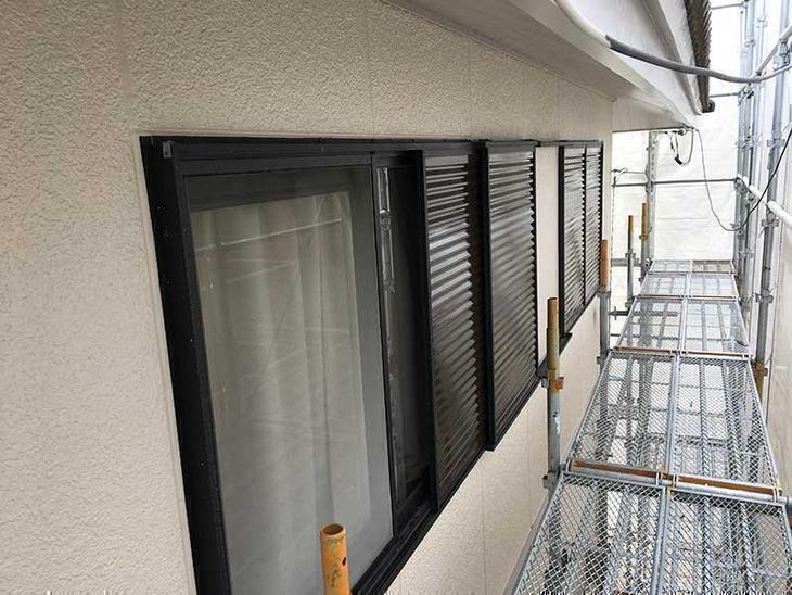 外壁塗装も終盤。今日は雨戸板の塗装です。担当：吉田